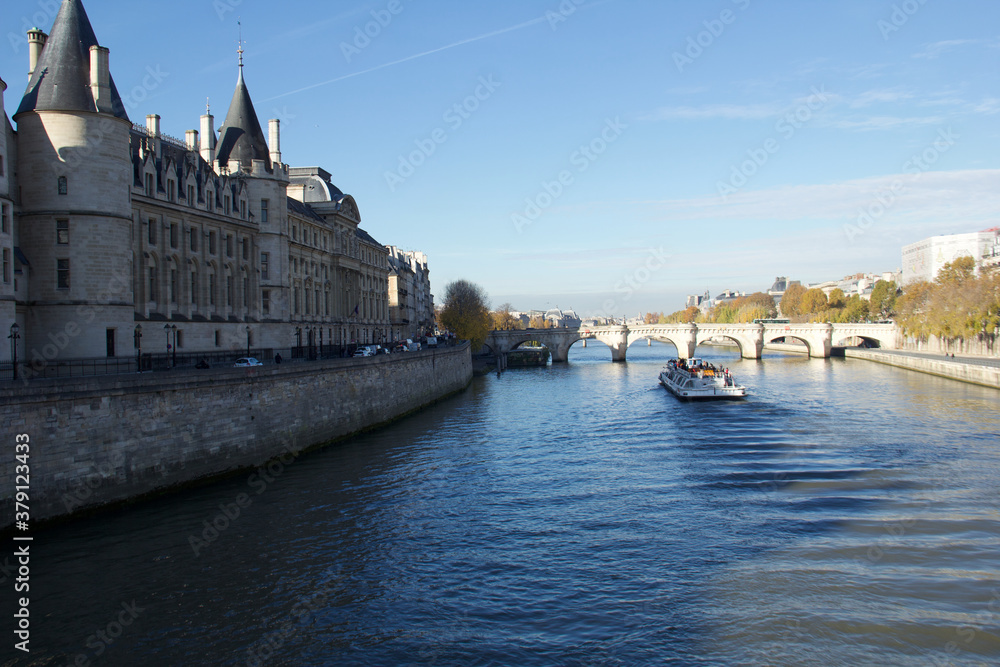 Fototapeta premium Paris outdoors sat autumn