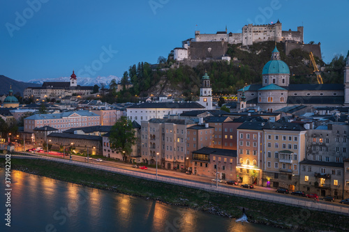Panorama von Salzburg mit Festung Hohensalzburg und Fluß Salzach, Salzburger Land, Österreich