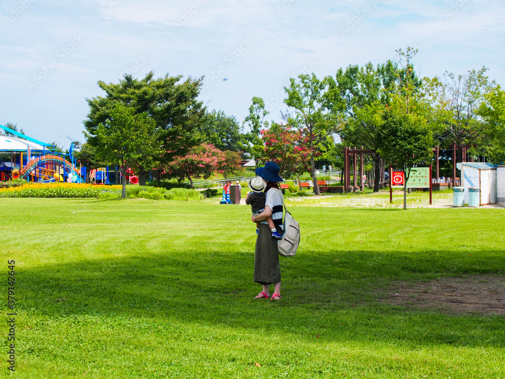 愛知県一宮市の公園で遊ぶ日本人の親子