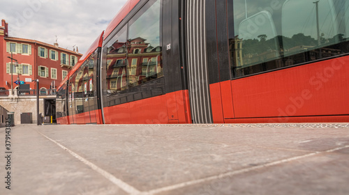Reflets de Nice sur le nouveau tramway
