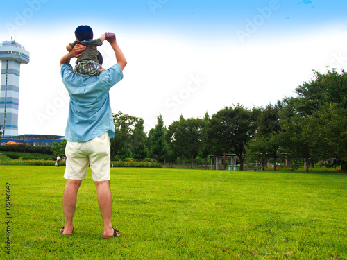 愛知県一宮市の公園で遊ぶ日本人の父と息子