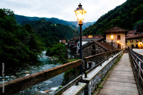 Un caratteristico borgo di montagna fotografato al tramonto. Valstrona (VB), Cusio, Piemonte, Italia. 