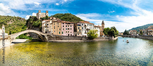 Konstfotografi Dolceacqua, panorama con vista su ponte e castello.