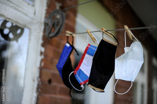 Des masques de protection contre la Covid-19 sur une corde à linge