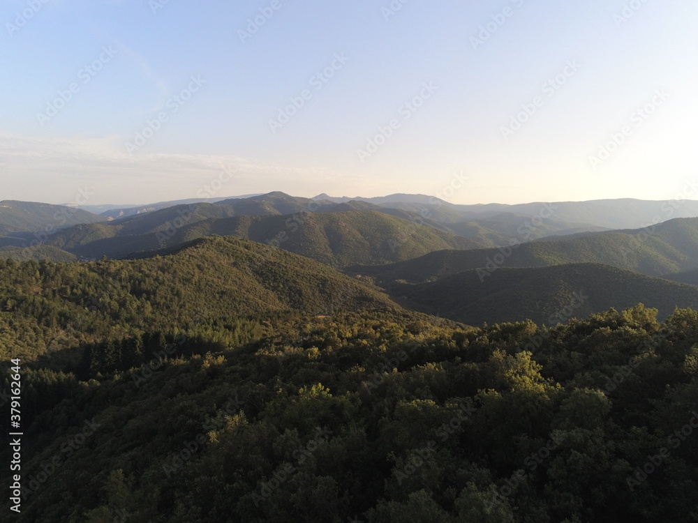 Fototapeta premium Paysage de montagne dans les Cévennes, vue aérienne