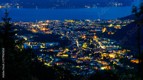 Fotografia notturna di Verbania vista dall'alto. Lago Maggiore, Piemonte, Italia.