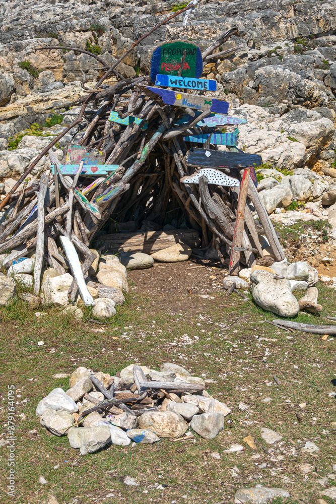 Obraz premium construcción de palos y rocas humilde