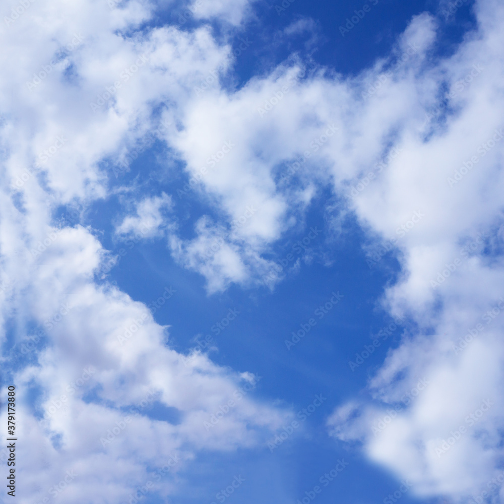 Fototapeta premium Cloud in the form of heart against the blue sky