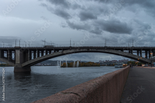 The communal bridge connects the two banks of the city of Krasnoyarsk, as well as Western and Eastern Siberia © Людмила Шеломицкая