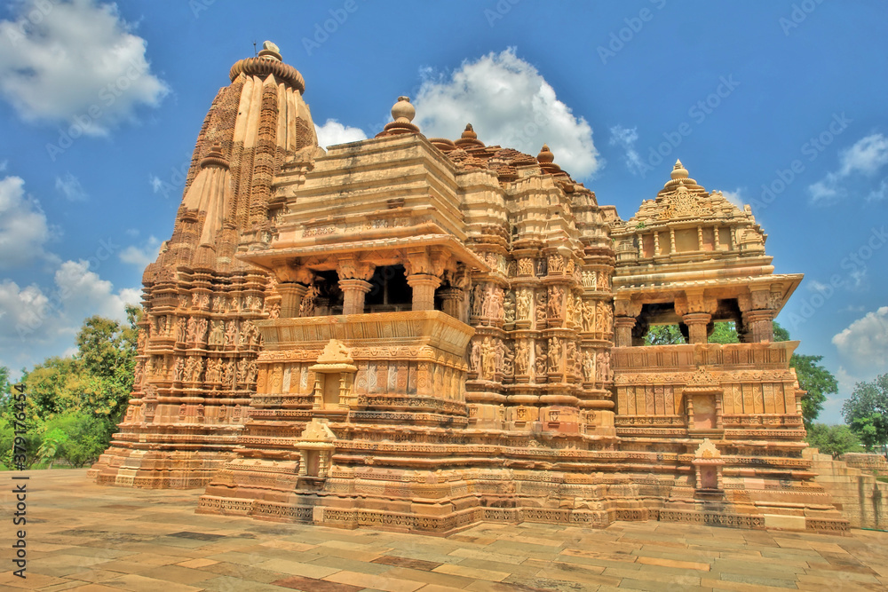 Khajuraho – miejscowość w Indiach w stanie Madhya Pradesh z zespołem hinduistycznych świątyń . Khajuraho – miejscowość w Indiach w stanie Madhya Pradesh z zespołem hinduistycznych świątyń .