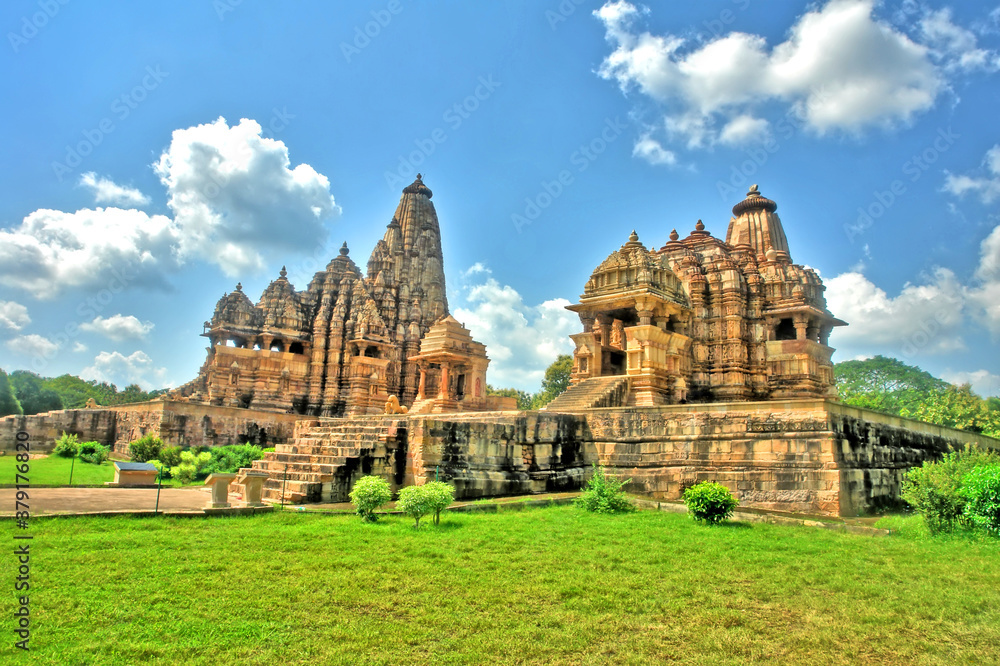 Fototapeta premium Khajuraho – miejscowość w Indiach w stanie Madhya Pradesh z zespołem hinduistycznych świątyń .