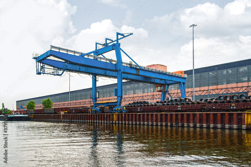 Kräne im Hafen an einem Kanal
Stadthafen Brandenburg an der Havel
Silokanal Kräne im Hafen an einem Kanal
Stadthafen Brandenburg an der Havel
Silokanal