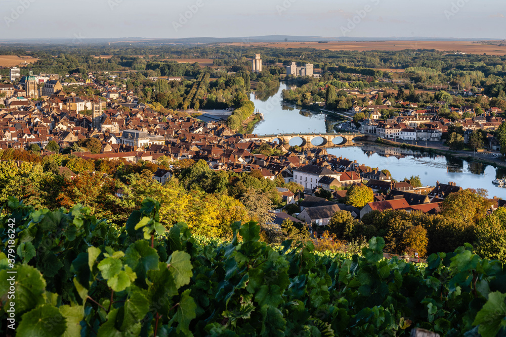 Une vue de Joigny et du fleuve 