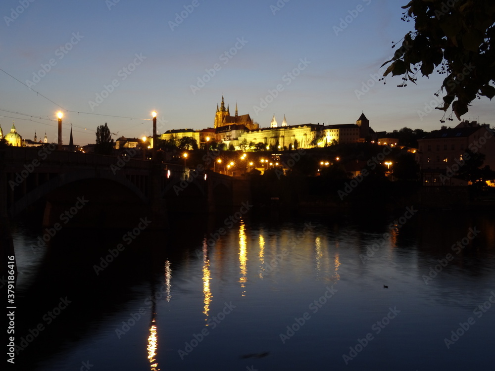 Blick nachts zur Prager Burg