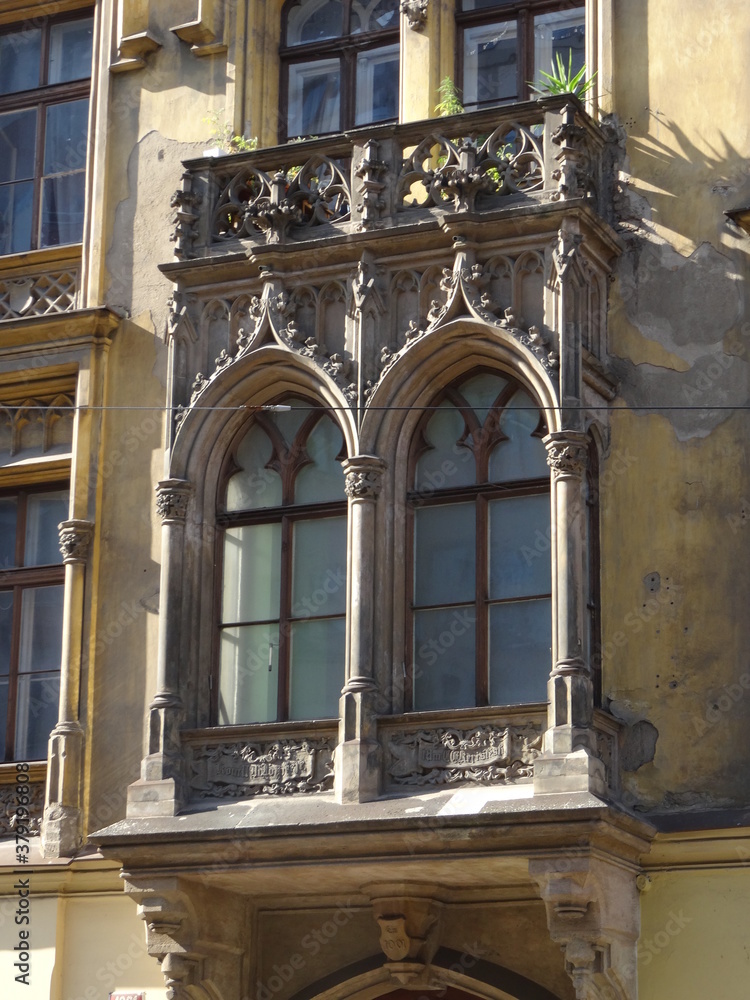 fenster mit historischem Fassadenschmuck