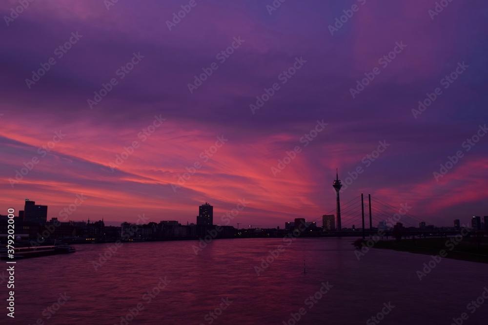 rosa Himmel über Düsseldorf