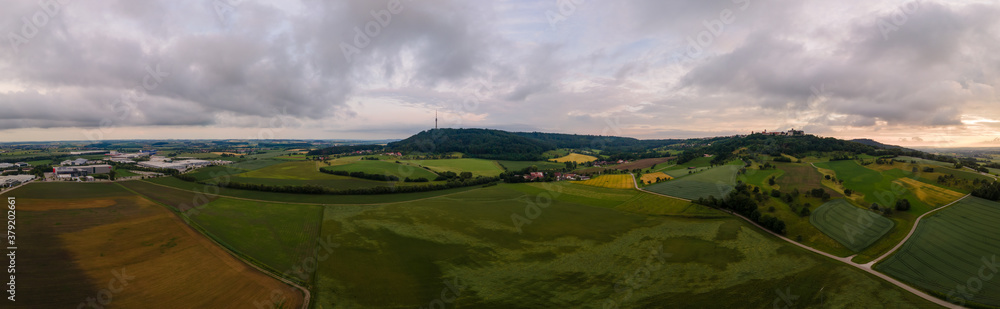 Fototapeta premium Panorama mit Sonnenuntergang in Waldenburg waldenburger Berge