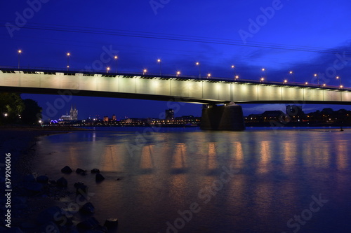 Brücke in Köln beleuchtet