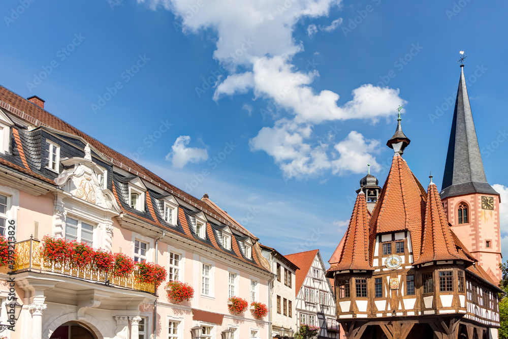 Historisches Altes Rathaus auf dem Marktplatz in Michelstadt im Odenwald, Hessen - obrazy, fototapety, plakaty 