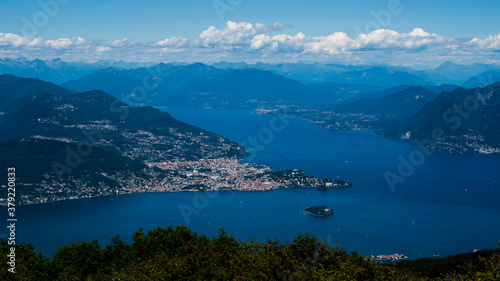 Panorama del Lago Maggiore scattato dalla vetta del Mottarone, Stresa (VB), Piemonte, Italia.