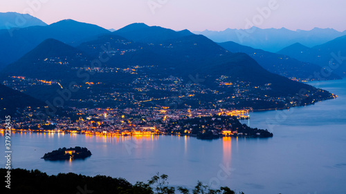 Obraz na płótnie Lago Maggiore fotografato in tarda serata da Alpino di Gignese (VB), Piemonte, Italia