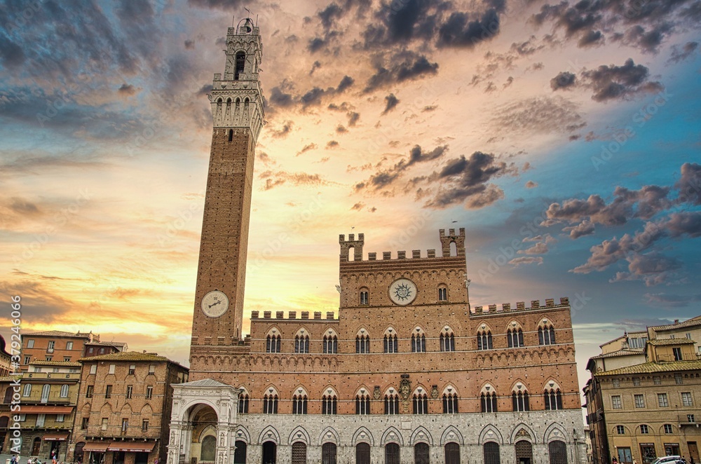 12/08/2016: the Piazza del Palio in Siena with the famous Torre del Mangia