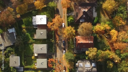 Drohnenaufnahmen einer Autofahrt. Einparken, Ausparken, Einsteigen, Austeigen und Fahrt. 