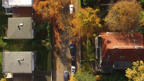 Drohnenaufnahmen einer Autofahrt. Einparken, Ausparken, Einsteigen, Austeigen und Fahrt. 