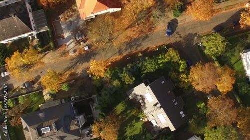 Drohnenaufnahmen einer Autofahrt. Einparken, Ausparken, Einsteigen, Austeigen und Fahrt. 