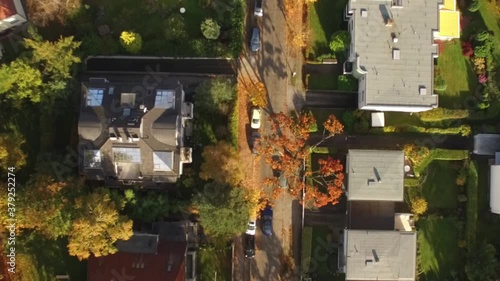 Drohnenaufnahmen einer Autofahrt. Einparken, Ausparken, Einsteigen, Austeigen und Fahrt. 