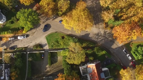 Drohnenaufnahmen einer Autofahrt. Einparken, Ausparken, Einsteigen, Austeigen und Fahrt. 