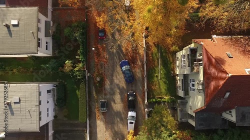 Drohnenaufnahmen einer Autofahrt. Einparken, Ausparken, Einsteigen, Austeigen und Fahrt. 