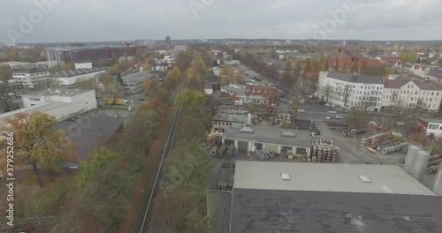 Drohnenaufnahmen eines Industriegeländes mit Bahnstrecke und Hautverkehrsstraße