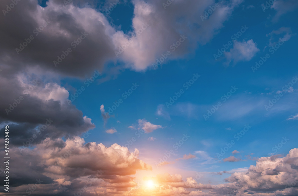 Obraz premium voluminous summer clouds at sunset. Beautiful sky.