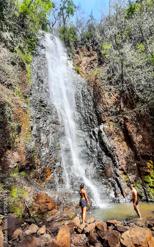 Obraz na plátně Couple enjoying Martello Waterfall - Brotas, Sao Paulo, Brazil