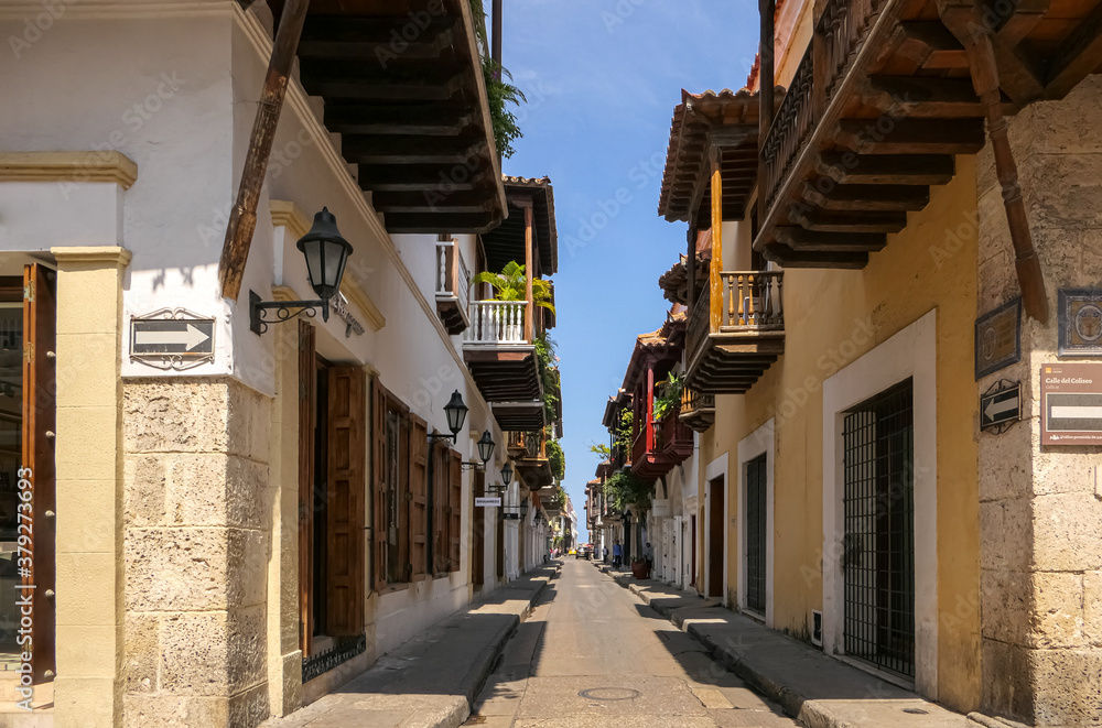 Fototapeta premium Typical colonial street with blue sky in Cartagena, Colombia 