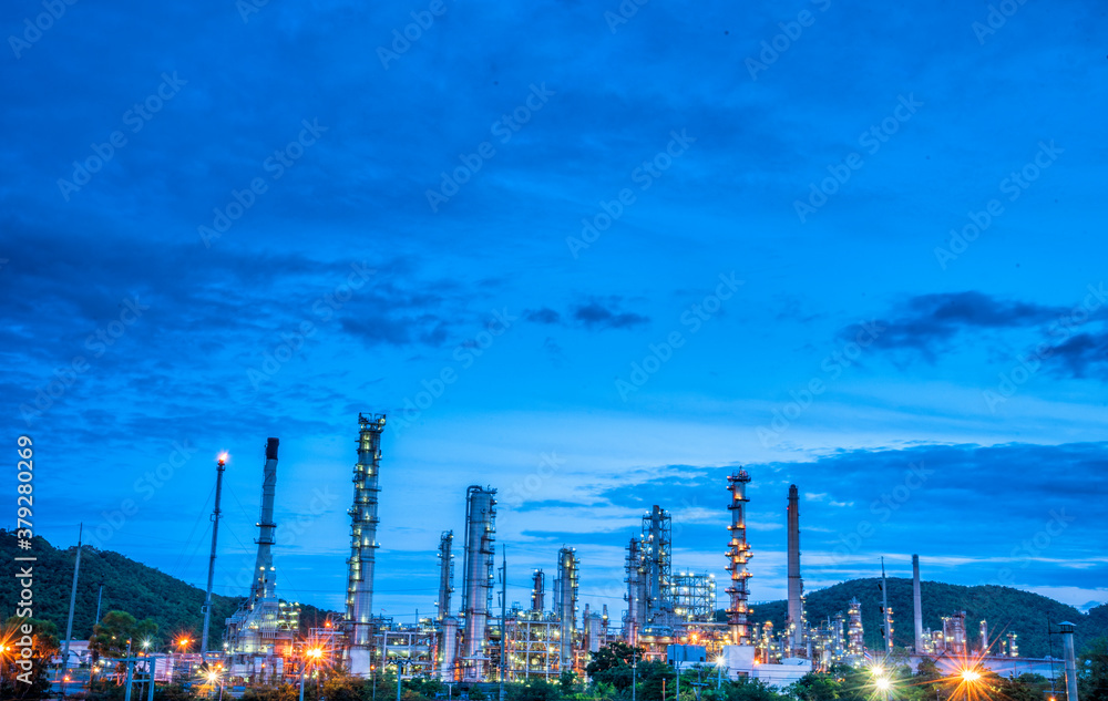 Obraz premium Oil refinery gas petrol plant industry with crude tank, gasoline supply and chemical factory. Petroleum barrel fuel heavy industry oil refinery manufacturing factory plant. Refinery industry concept