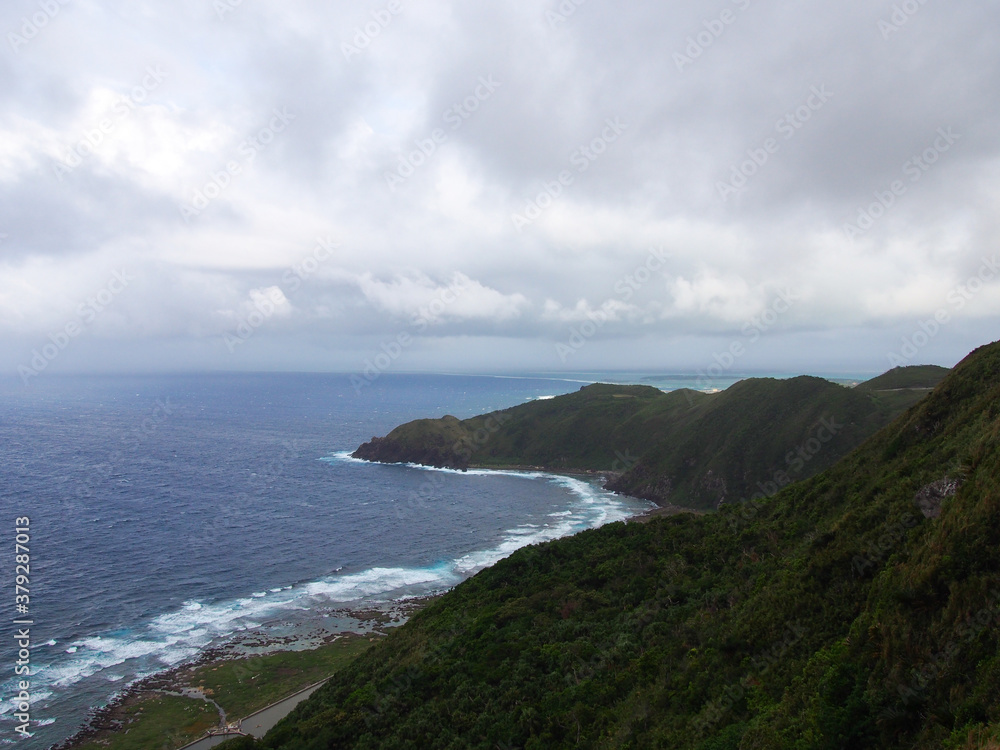 沖縄　久米島　比屋定バンタの断崖絶景風景