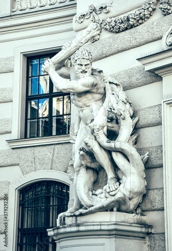 Φωτογραφία Wien, Austria - Statue of Hercules fight with Hydra