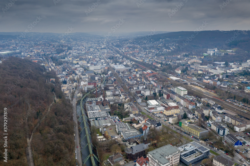 Luftaufnahme von Wuppertal Barmen mit Wupper und Schwebebahngerüst