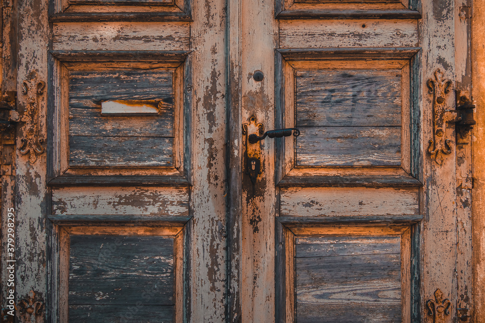 alte verwitterte Tür aus Holz mit verrostetem Türgriff