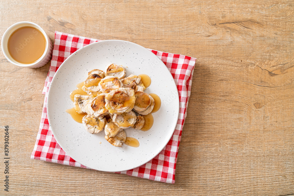 Grills Banana with Caramel Sauce Grills Banana with Caramel Sauce