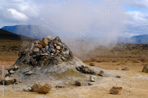 Geysir mit Landschaft photo