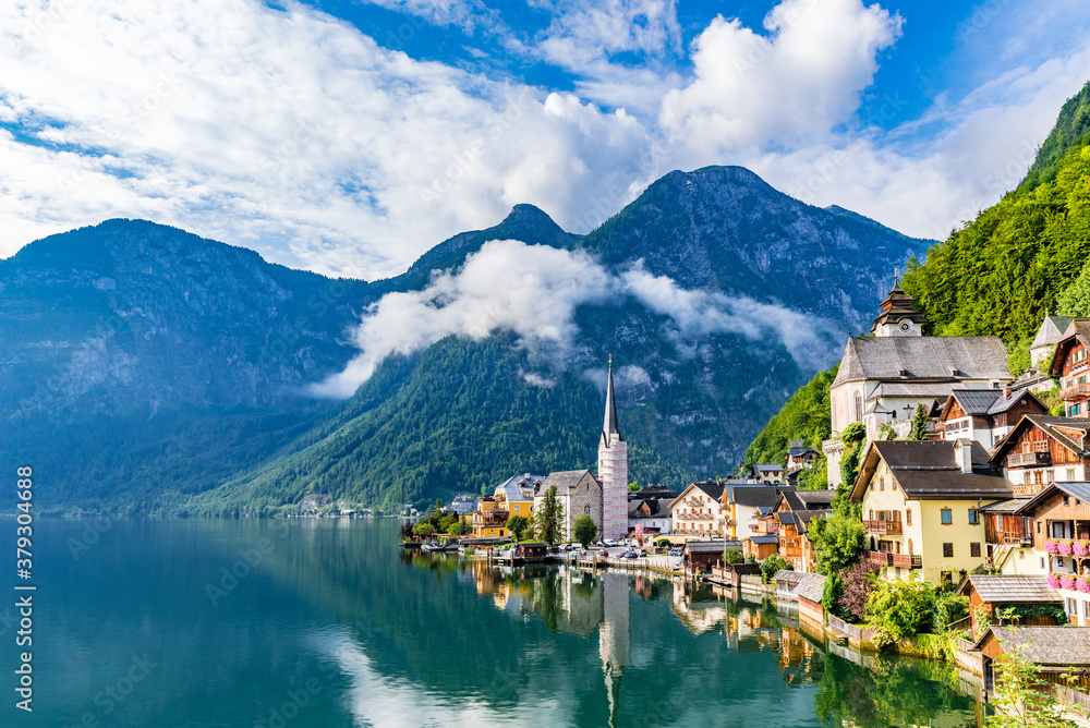 Naklejka premium Beautiful panoramic view of Hallstatt in Austria