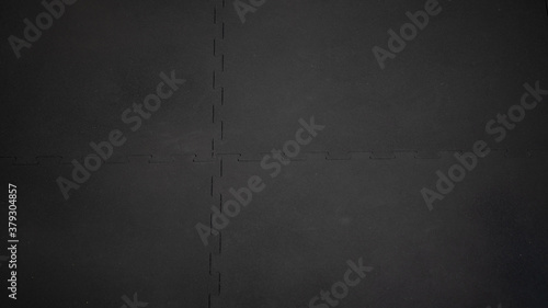 gumowa podłoga wykonana z czarnych gumowych puzzli 
