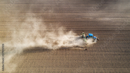 Canvastavla Landwirtschaft kämpft mit Trockenheit - Traktor bearbeitet Feld