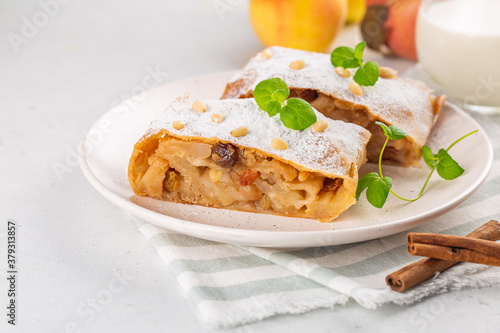 Fotografia Alpine apple strudel with raisins,  peanuts and cinnamon