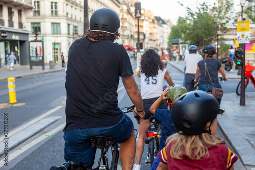 Fényképezés cycliste sur le vélopolitain dans paris, un mode de déplacement alternatif