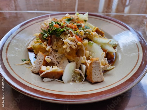 rice cake with fried tofu, bean sprouts served in peanut sauce photo