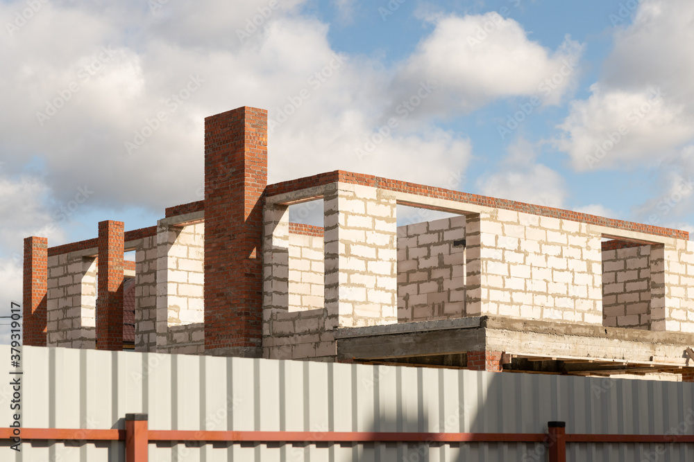 Obraz premium Walls of new house against blue sky
